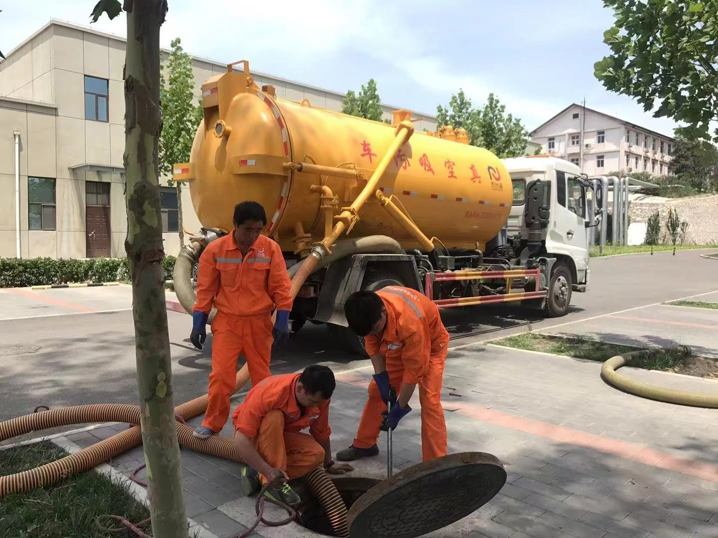 淇滨管道疏通车停在窨井附近