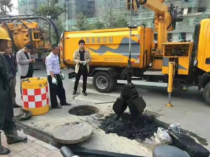 淇滨街道：网格员化身“清道夫”，为民解忧疏通“堵心”化粪池