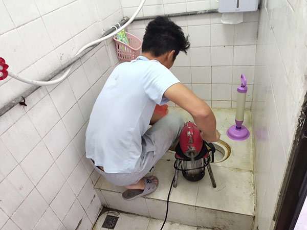 淇滨肥皂掉到马桶里把马桶堵住了怎么办？马桶堵住了怎么办