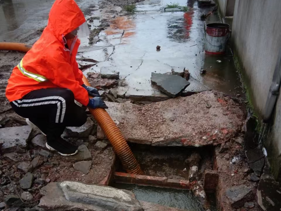 淇滨专业清理污水池 炜誉市政以规范流程守护城市 “肠道”