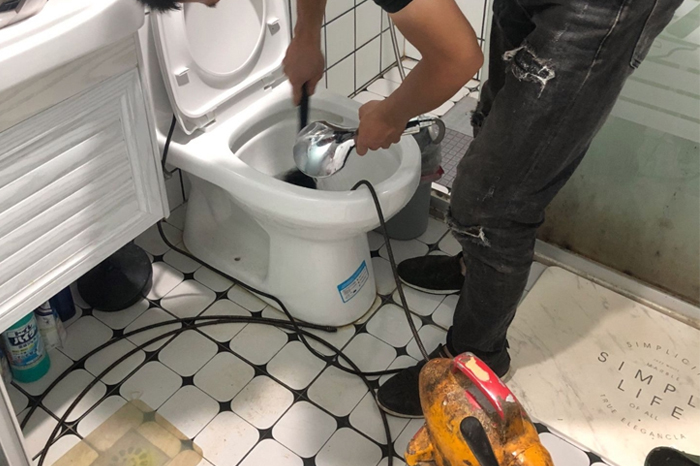 淇滨马桶堵塞自己疏通还是找师傅?专业上门服务让你省时更省心