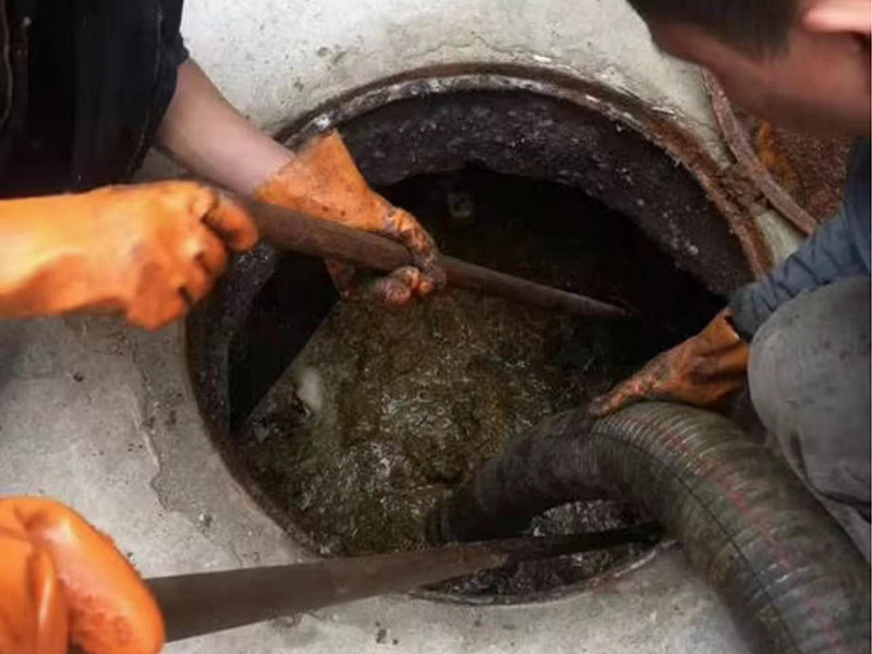 淇滨清理化粪池时如何避免沼气的危害?